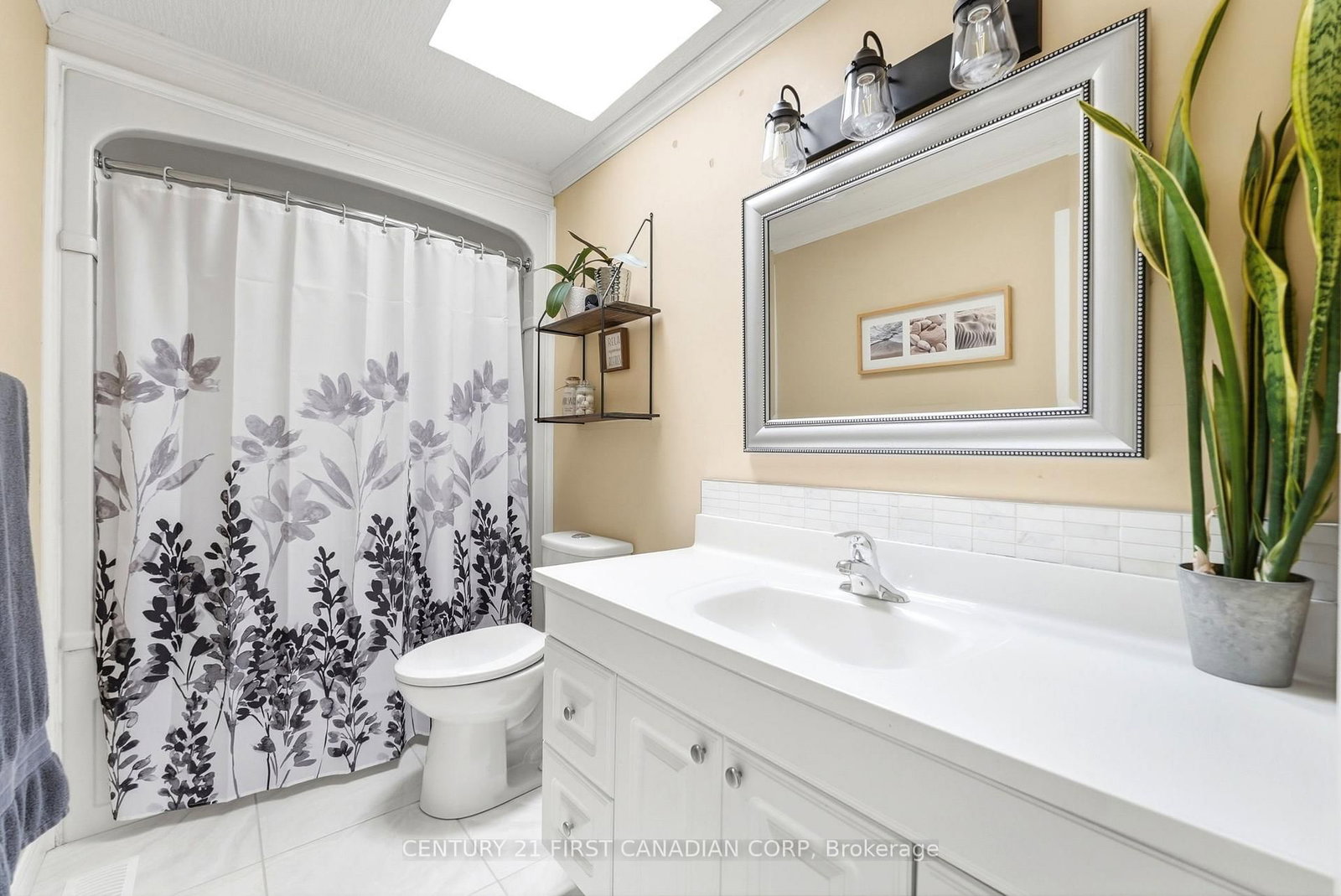 Detached House for sale at 25 Glanworth Avenue, St. Thomas, Ontario, N5R 1E5 - St. Thomas - MLS: X12998610