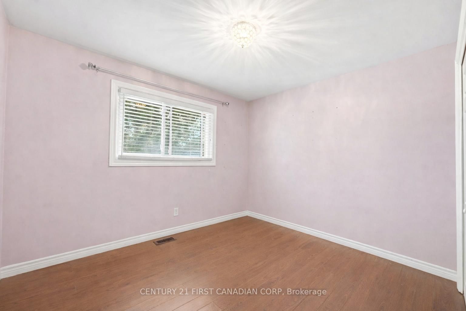 Detached House for sale at 25 Glanworth Avenue, St. Thomas, Ontario, N5R 1E5 - St. Thomas - MLS: X12998610