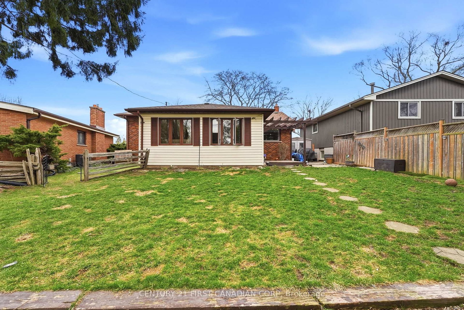 Detached House for sale at 25 Glanworth Avenue, St. Thomas, Ontario, N5R 1E5 - St. Thomas - MLS: X12998610