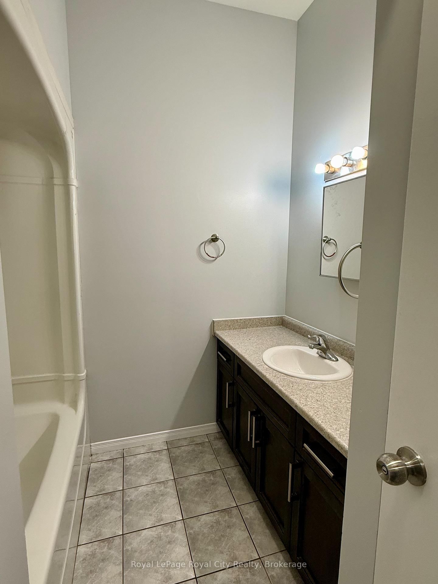 116 Wyndham Street N, Unit 1 - Photo 11