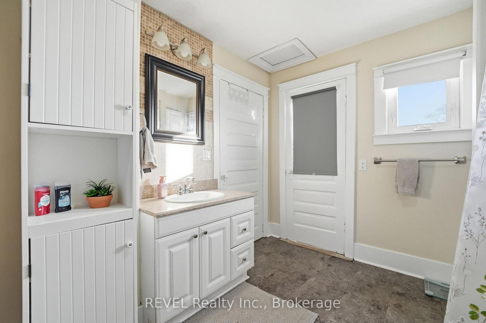 Detached House for sale at 348 Hellems Avenue, Welland, Ontario, L3B 3C1 - Welland Downtown - MLS: X12999588