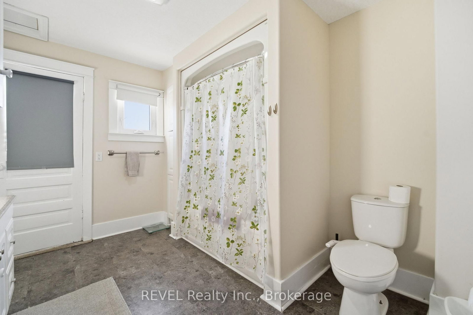 Detached House for sale at 348 Hellems Avenue, Welland, Ontario, L3B 3C1 - Welland Downtown - MLS: X12999588