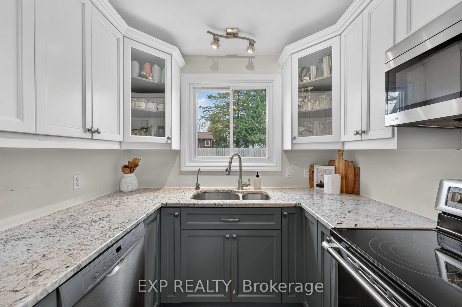 Detached House for sale at 25 Mcquade Drive, Quinte West, Ontario, K8V 2G2 - Trenton Ward - MLS: X12999866