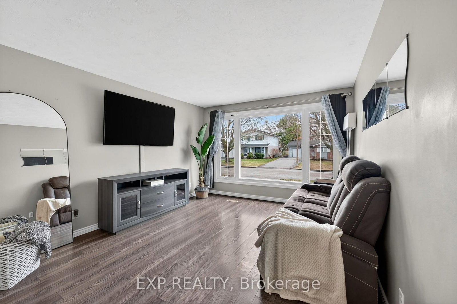 Detached House for sale at 25 Mcquade Drive, Quinte West, Ontario, K8V 2G2 - Trenton Ward - MLS: X12999866