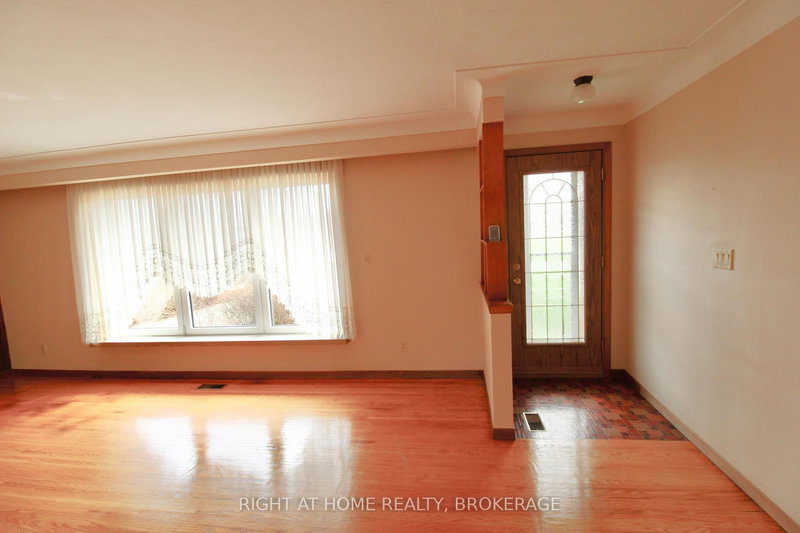 12 Lorne Ave, Grimsby, L3M 2H5 | Image 3