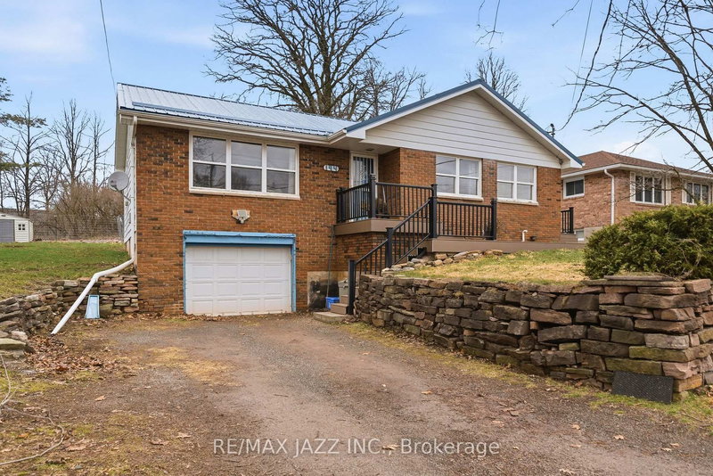 home for sale on 194 St Lawrence Street W