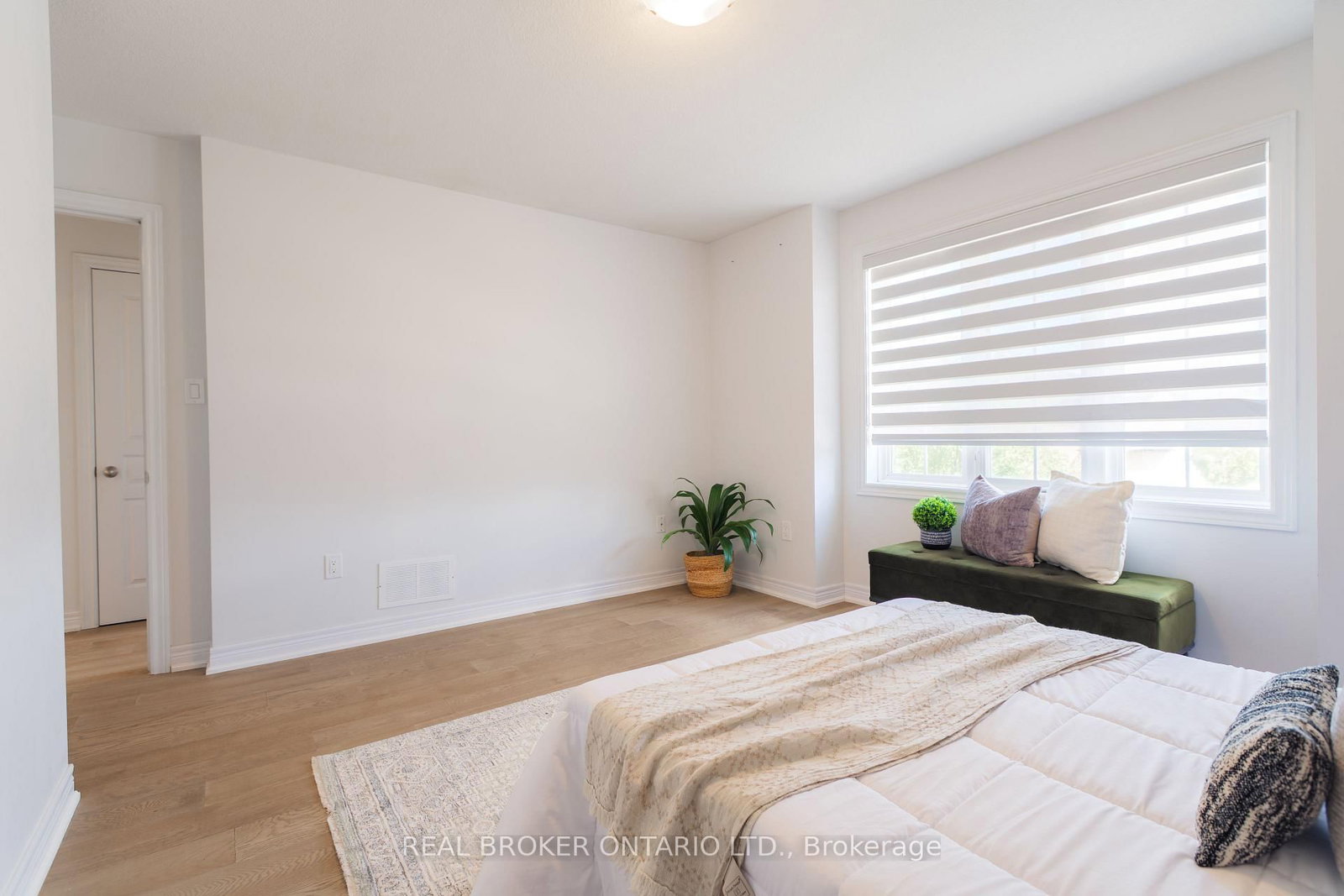 Detached House for sale at 83 Benedict Place, Hamilton, Ontario, L9A 0A4 - Jerome - MLS: X13000102