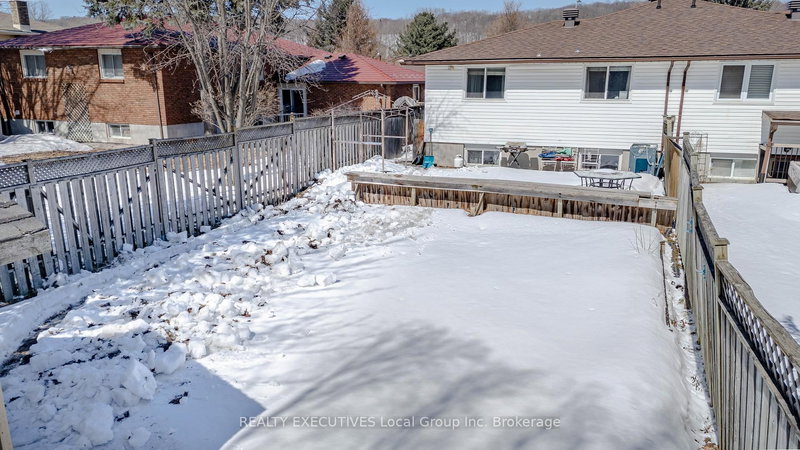 32 OAKDALE Rd, North Bay, P1B 8Y8 | Image 2