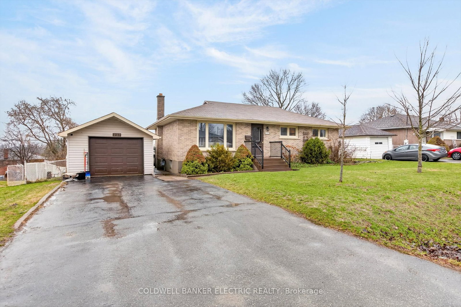 Detached House for sale at 250 Collison Crescent, Peterborough, Ontario, K9J 1A8 - Ashburnham Ward 4 - MLS: X13001214