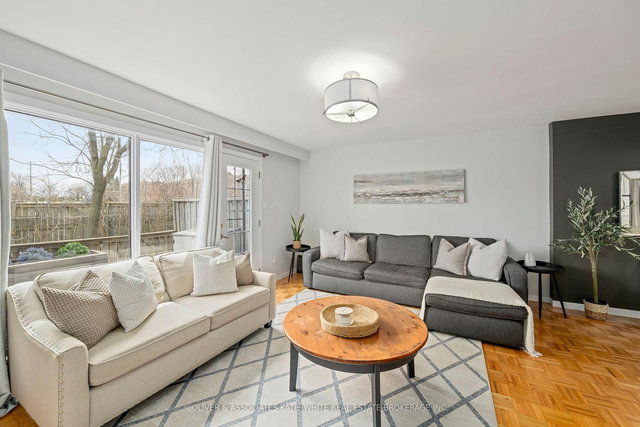 718 Wonderland Road S