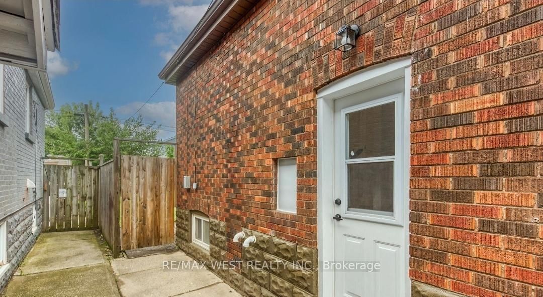 Detached House for sale at 413 Paling Avenue, Hamilton, Ontario, L8H 5K3 - Homeside - MLS: X13001470