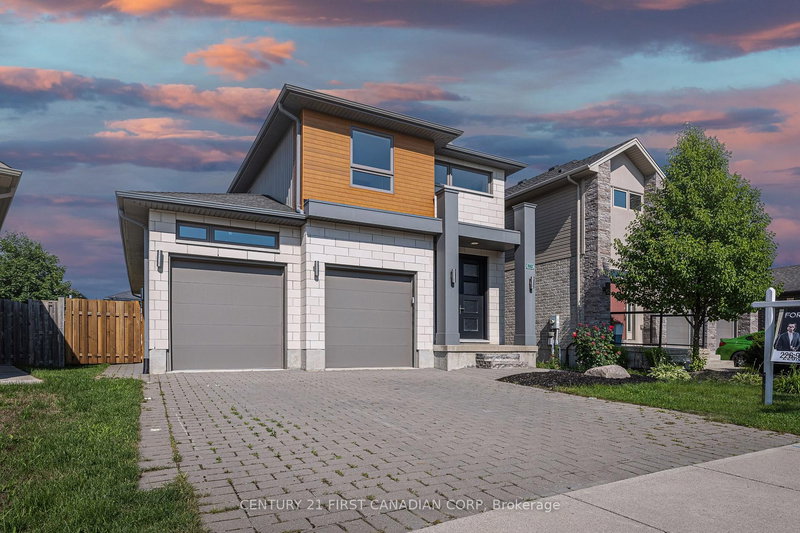 home for lease on 962 Moy Crescent