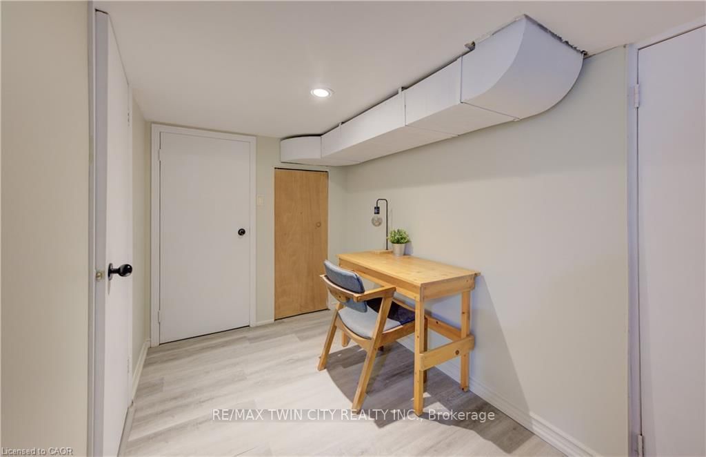 350 Victoria Street S - Photo 15