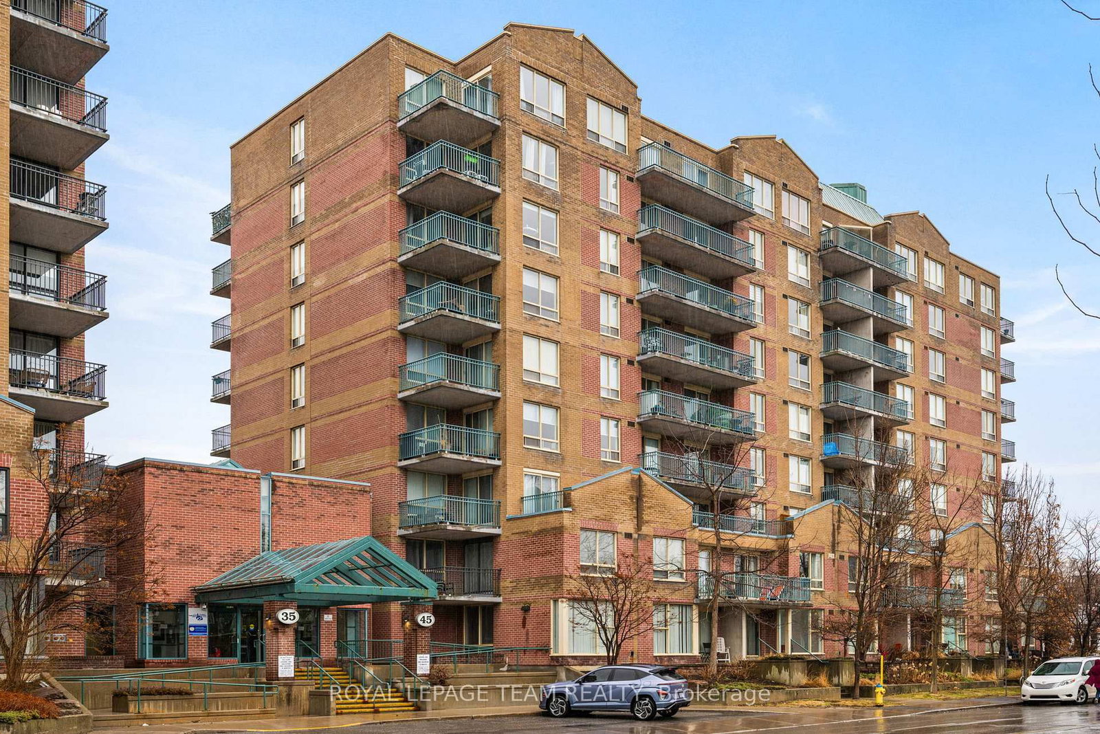45 Holland Avenue, Unit 902