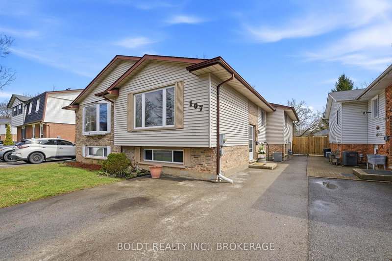 107 Chapel Hill Cres, Welland, L3C 6G8 | Image 3