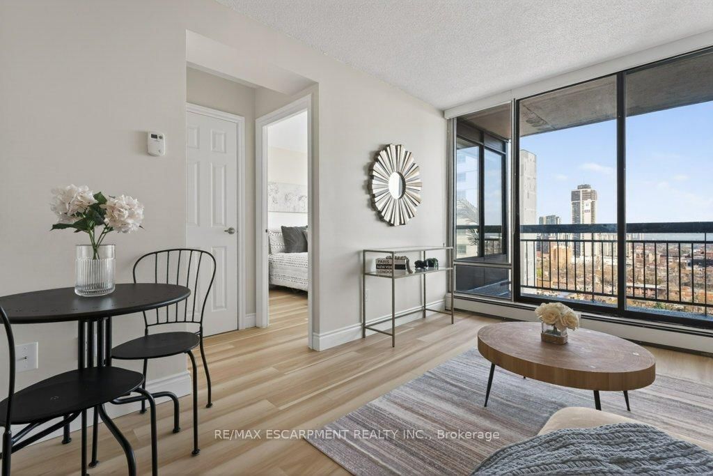 150 Charlton Avenue E, Unit 1801 - Photo 16