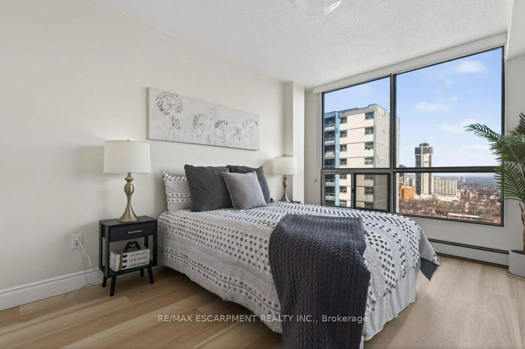 150 Charlton Avenue E, Unit 1801 - Photo 18