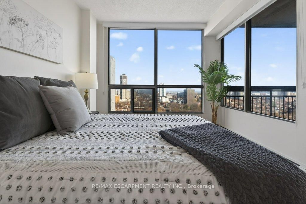 150 Charlton Avenue E, Unit 1801 - Photo 19