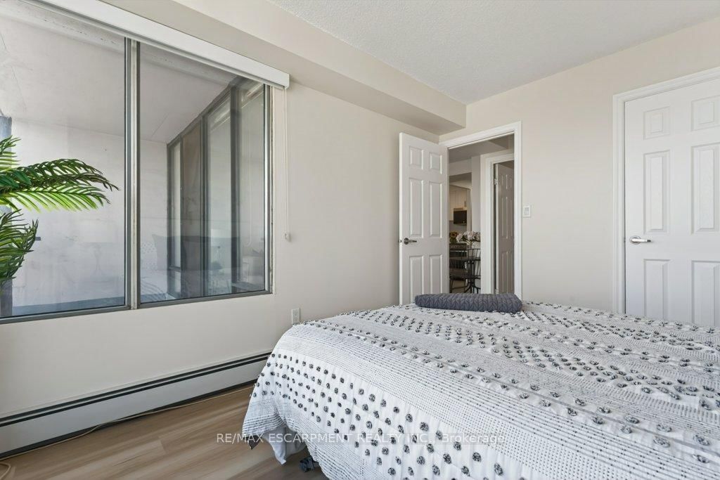 150 Charlton Avenue E, Unit 1801 - Photo 21