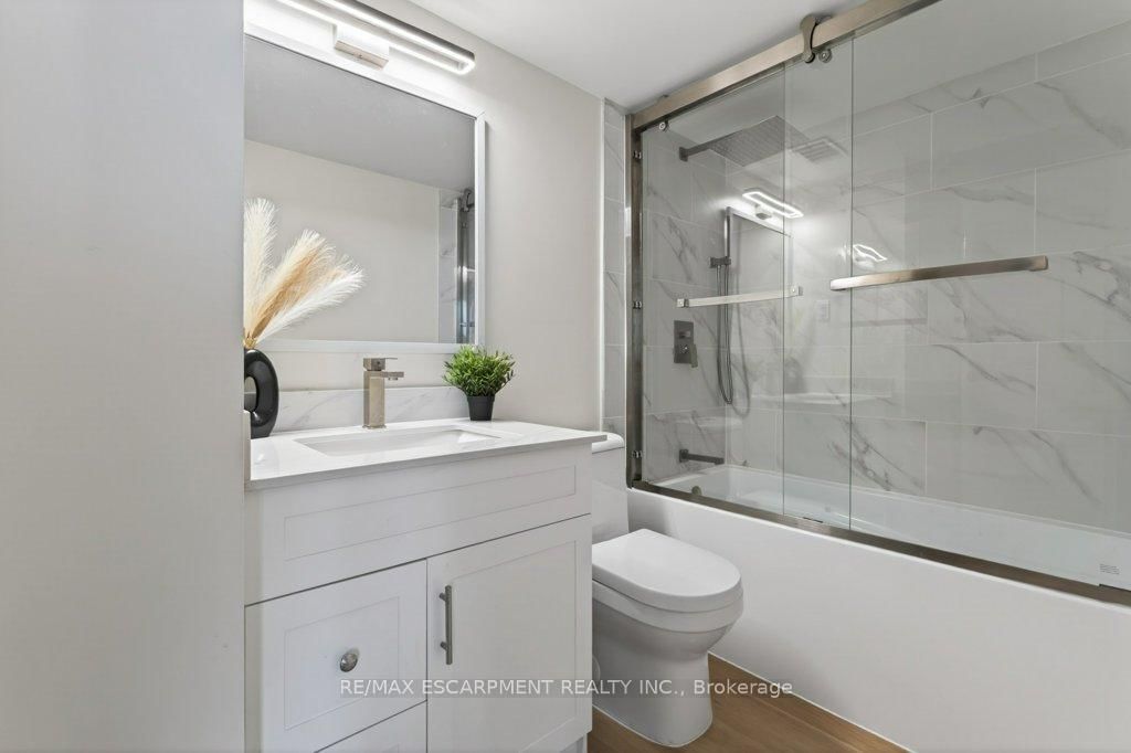 150 Charlton Avenue E, Unit 1801 - Photo 22