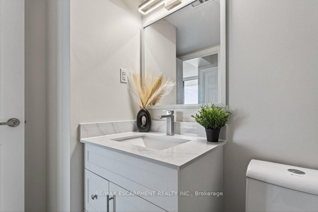 150 Charlton Avenue E, Unit 1801 - Photo 23