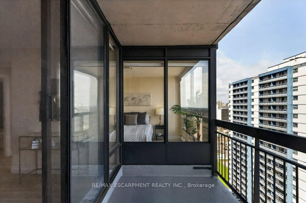 150 Charlton Avenue E, Unit 1801 - Photo 25