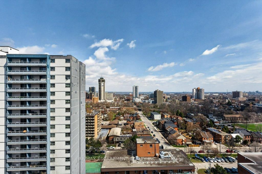 150 Charlton Avenue E, Unit 1801 - Photo 27