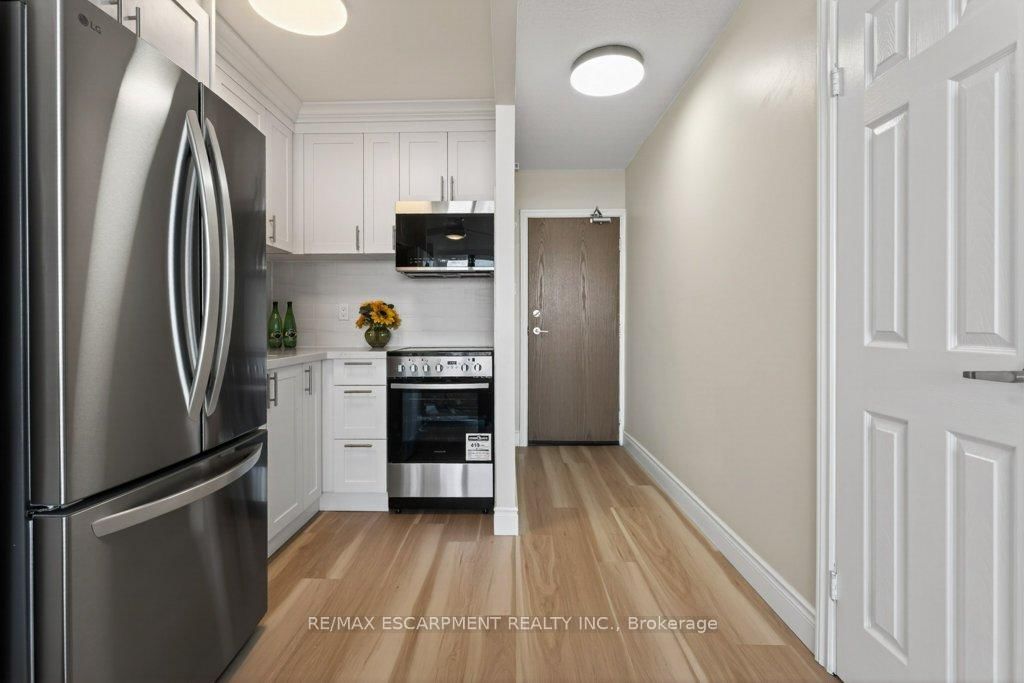 150 Charlton Avenue E, Unit 1801 - Photo 5