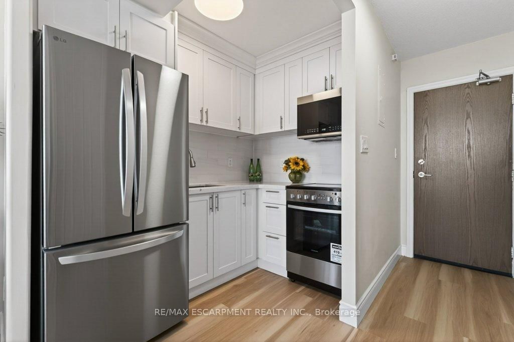 150 Charlton Avenue E, Unit 1801 - Photo 6