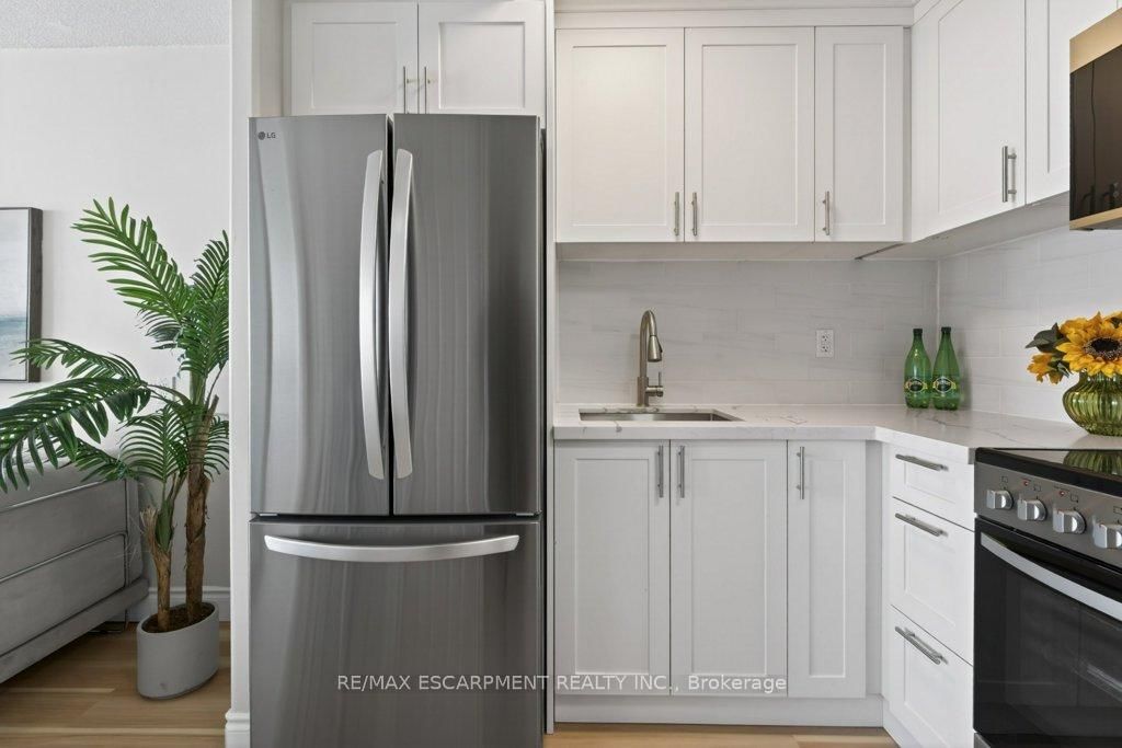 150 Charlton Avenue E, Unit 1801 - Photo 7