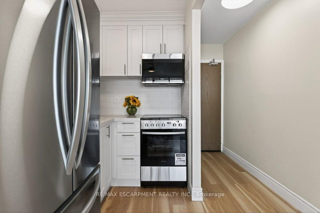 150 Charlton Avenue E, Unit 1801 - Photo 8