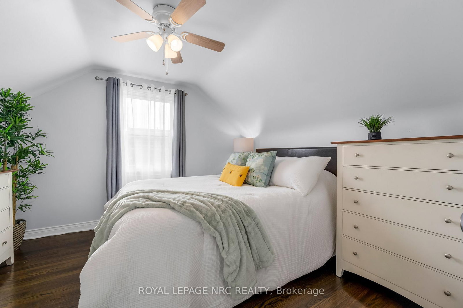 Detached House for sale at 475 East 38th Street, Hamilton, Ontario, L8V 4G7 - Macassa - MLS: X13002874