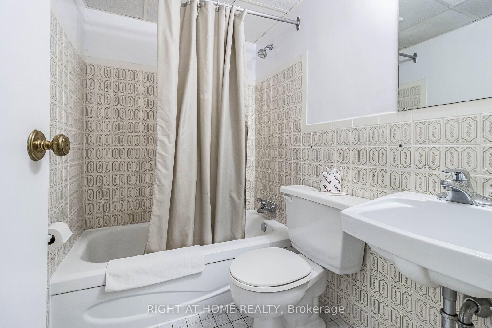 5951 Clark Avenue - Photo 3