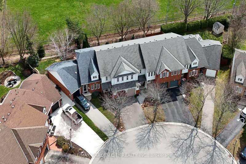 25 WALKER Crt, Grimsby, L3M 5J5 | Image 2