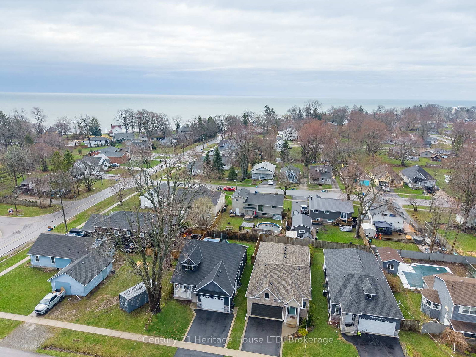 Detached House for sale at 3709 Mathewson Avenue, Fort Erie, Ontario, L0S 1B0 - Crystal Beach - MLS: X13003172