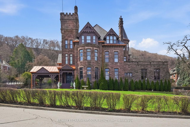 26 RAVENSCLIFFE Avenue