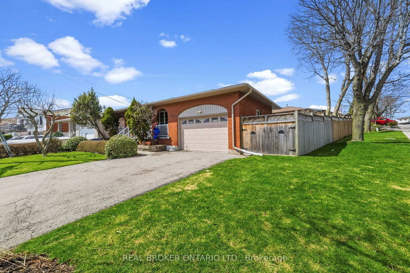 122 Green Cedar Dr, Hamilton, L9C 6W6 | Image 2