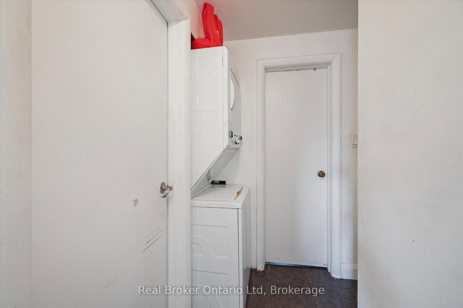 68 Highland Road W, Unit Upper - Photo 11