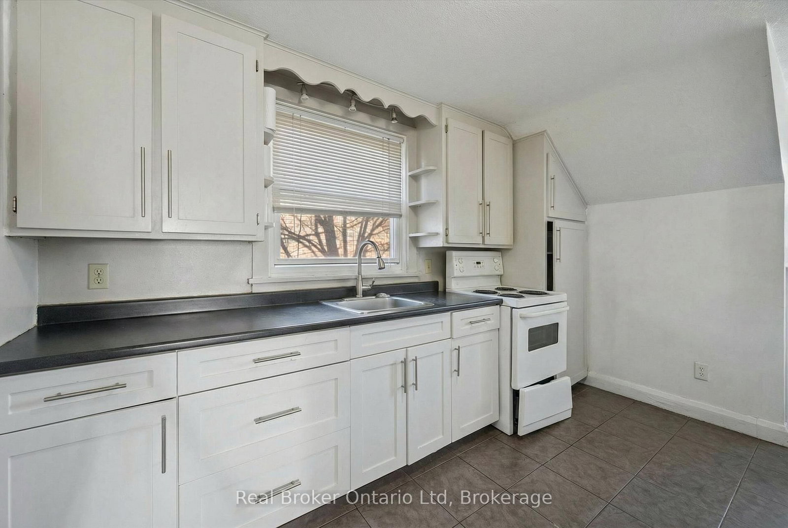 68 Highland Road W, Unit Upper - Photo 8