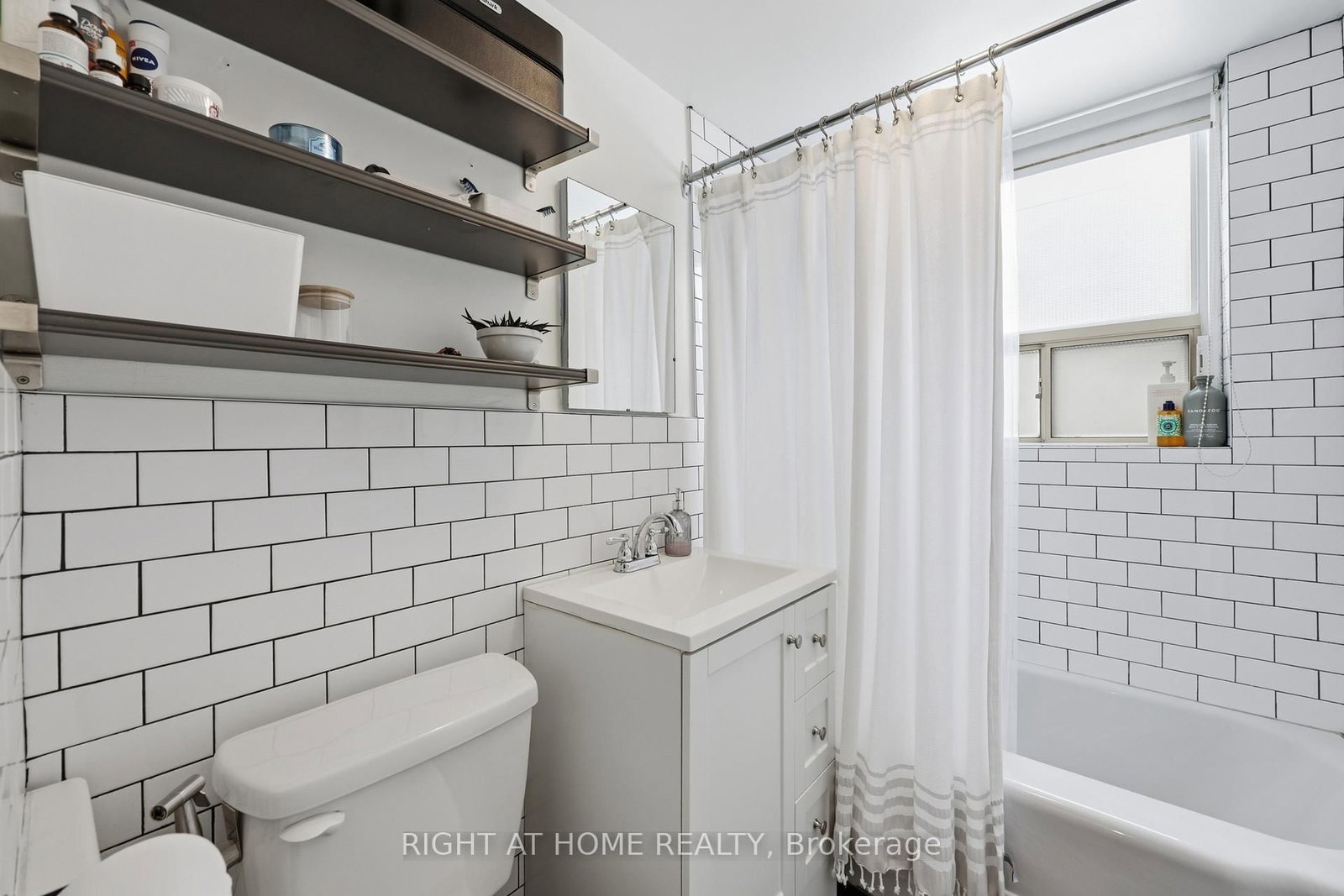 223 MacNab Street S, Unit 11 - Photo 15