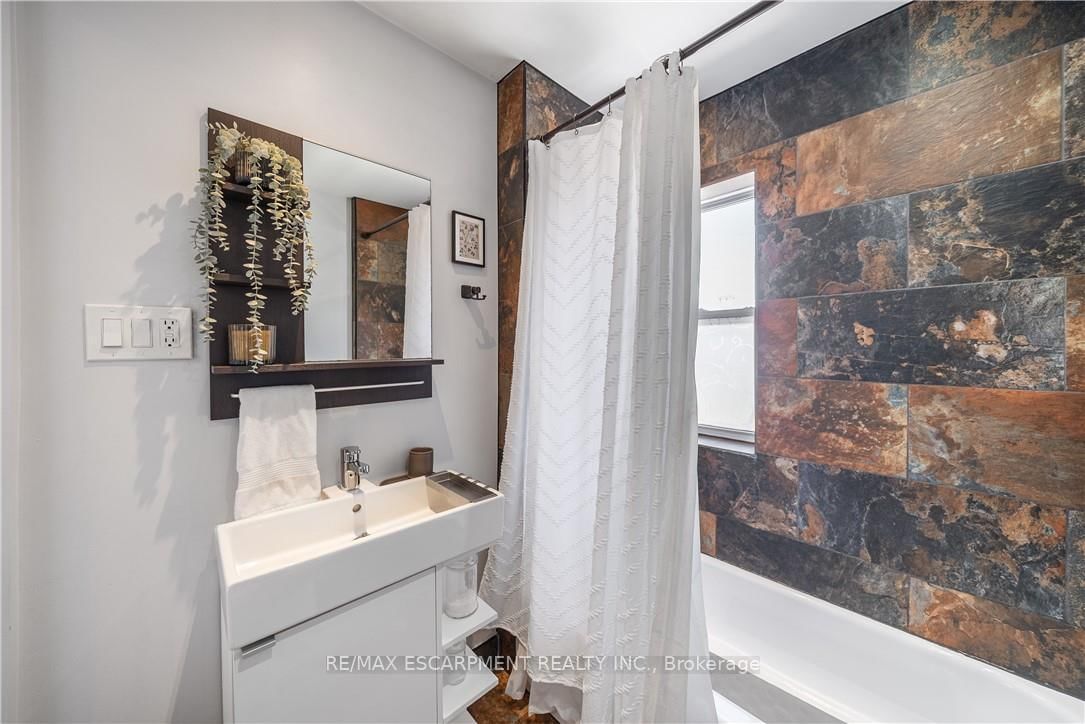 Detached House for sale at 30 Lottridge Street, Hamilton, Ontario, L8L 6T5 - Stipley - MLS: X13004488