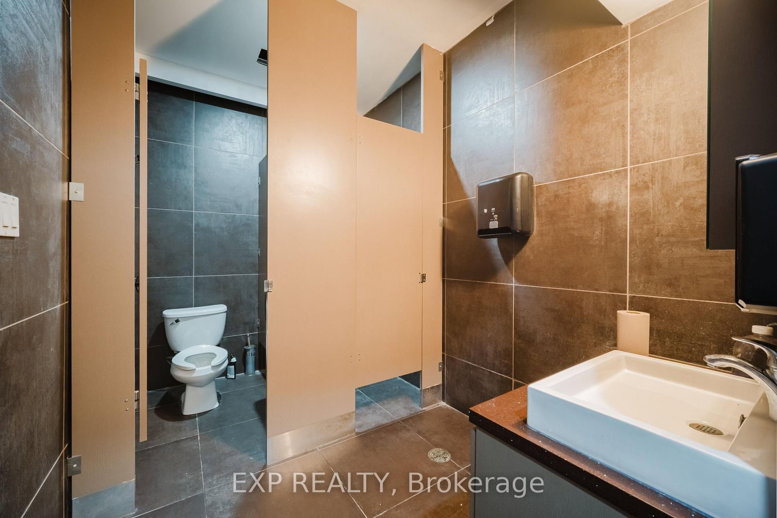 135 King Street E - Photo 27