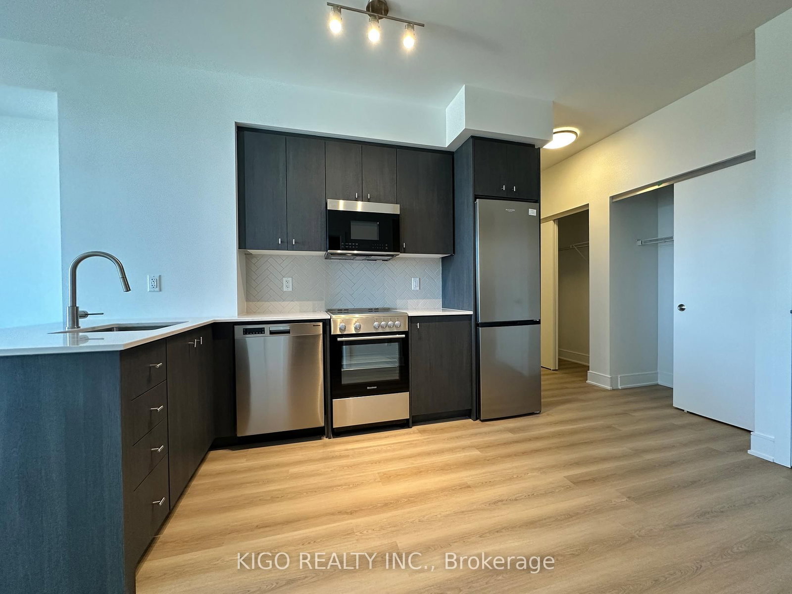 25 Wellington Street S, Unit 1401 - Photo 20
