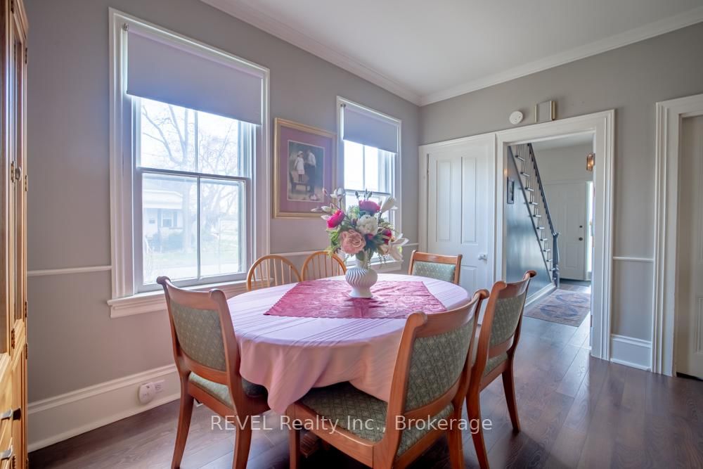 Detached House for sale at 10 Wiley Street, St. Catharines, Ontario, L2R 4E5 - Downtown - MLS: X13005136