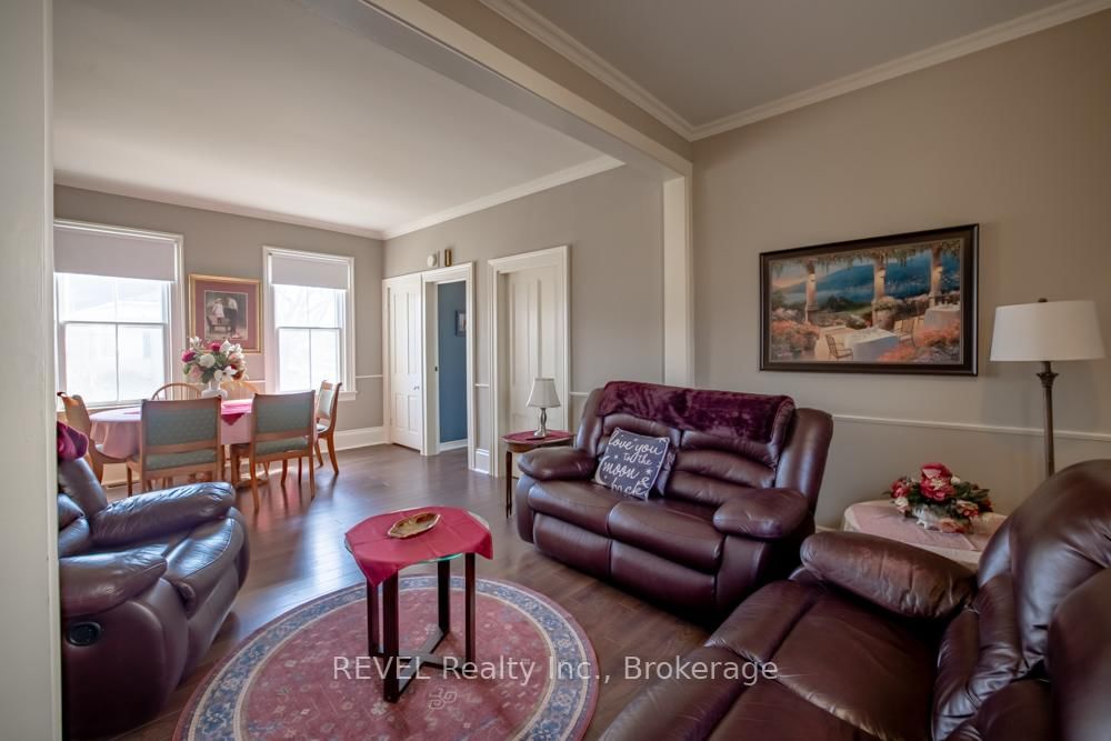 Detached House for sale at 10 Wiley Street, St. Catharines, Ontario, L2R 4E5 - Downtown - MLS: X13005136