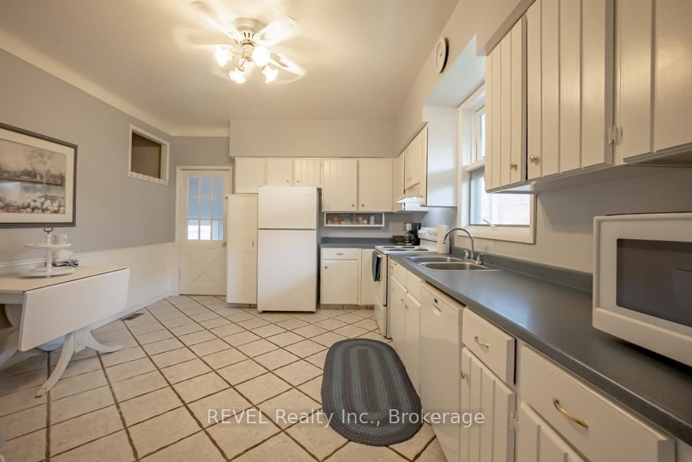 Detached House for sale at 10 Wiley Street, St. Catharines, Ontario, L2R 4E5 - Downtown - MLS: X13005136