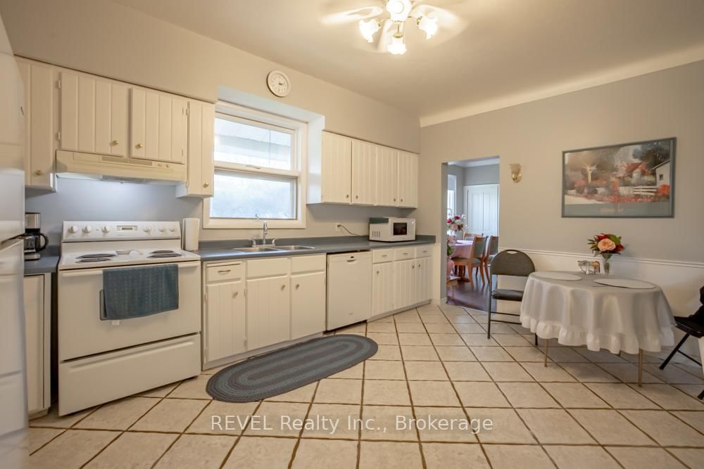 Detached House for sale at 10 Wiley Street, St. Catharines, Ontario, L2R 4E5 - Downtown - MLS: X13005136