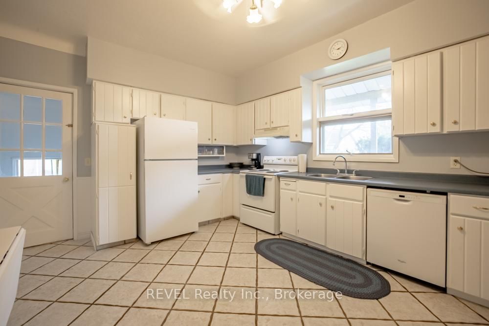 Detached House for sale at 10 Wiley Street, St. Catharines, Ontario, L2R 4E5 - Downtown - MLS: X13005136