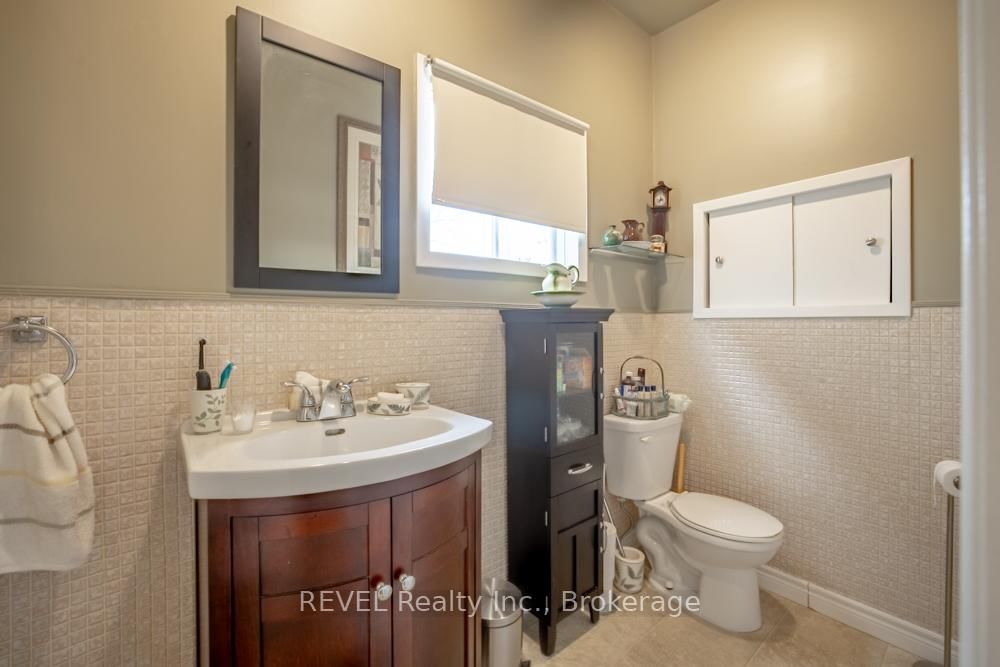 Detached House for sale at 10 Wiley Street, St. Catharines, Ontario, L2R 4E5 - Downtown - MLS: X13005136