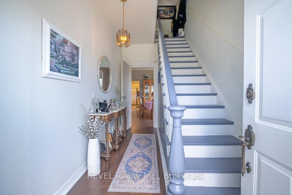 Detached House for sale at 10 Wiley Street, St. Catharines, Ontario, L2R 4E5 - Downtown - MLS: X13005136